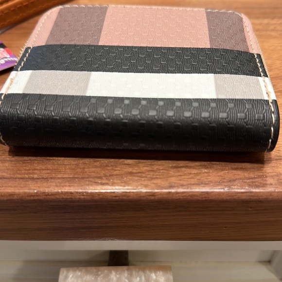 4x4 wristlet   Zippered. Tan/black/white pattern - Picture 4 of 5